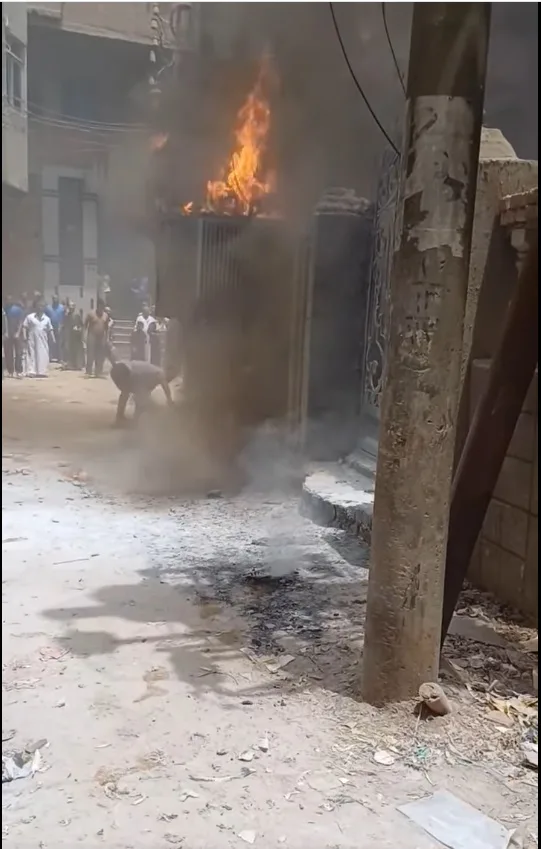 فرق الحماية المدنية في القليوبية تتعامل مع حريق في كابينة كهرباء بشبرا الخيمة. فرق الحماية المدنية في القليوبية تتعامل مع حريق في كابينة كهرباء بشبرا الخيمة.