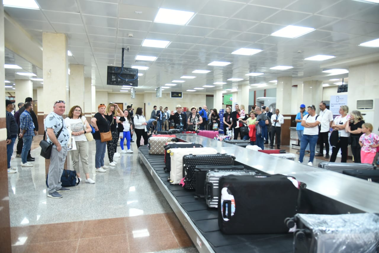 مطار مطروح يستقبل فوج سياحي من دولة التشيك مع بداية المصيف