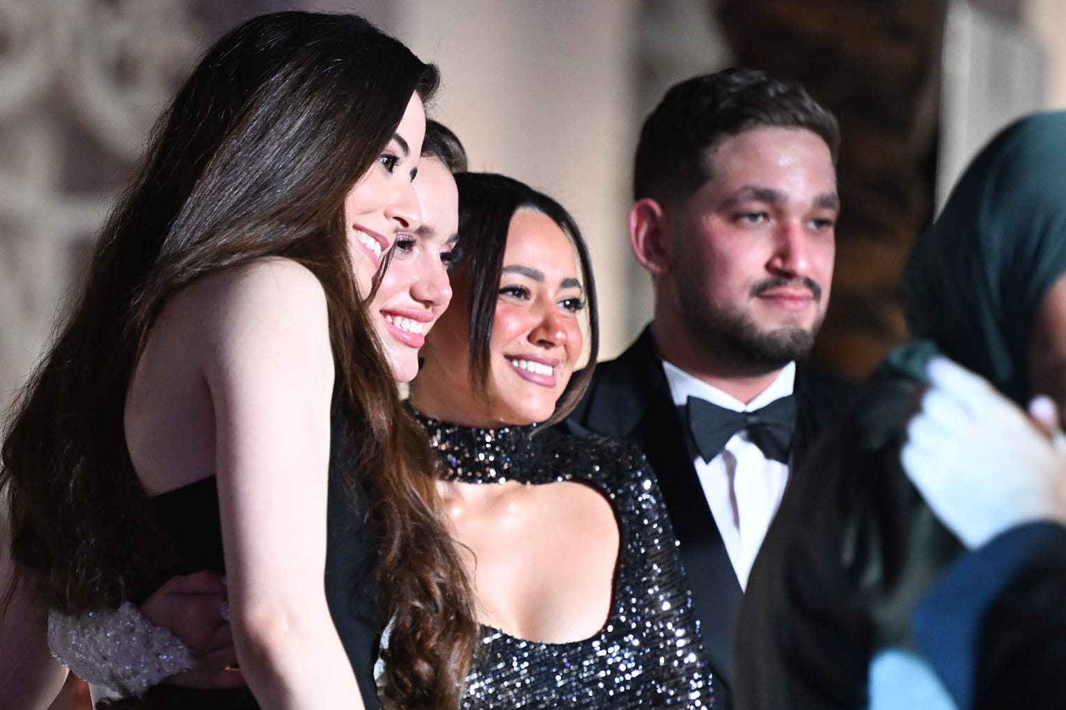 هند عبد الحليم وسارة نور مع رنا رئيس وزوجها