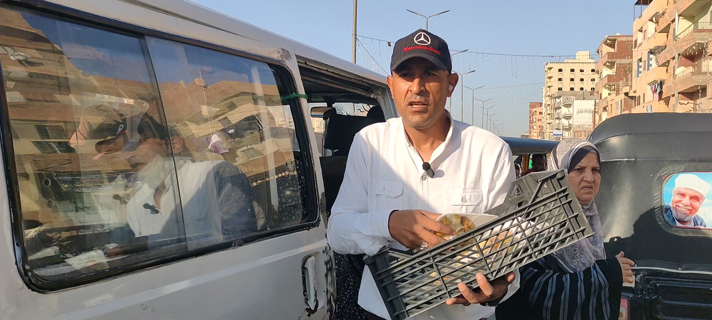 بائع فاكهة يوزع 150 طبق صدقة على روح طالبة علوم الزقازيق