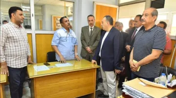 محافظ أسيوط خلال زيارته لمركز خدمات المستثمرين: الاستثمار يمثل أولوية كبيرة لدى الحكومة.