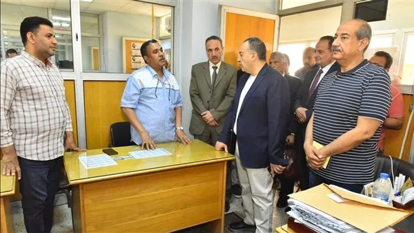 محافظ أسيوط خلال زيارته لمركز خدمات المستثمرين: الاستثمار يمثل أولوية كبيرة لدى الحكومة. محافظ أسيوط خلال زيارته لمركز خدمات المستثمرين: الاستثمار يمثل أولوية كبيرة لدى الحكومة.