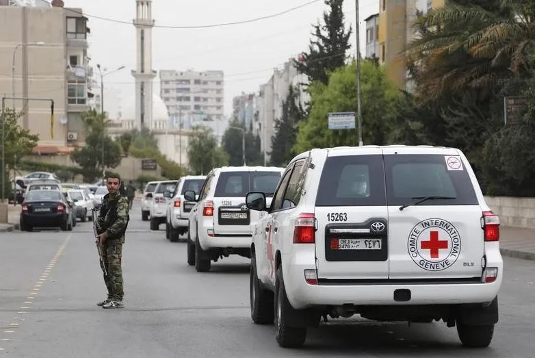 إذاعة الجيش الإسرائيلي: وصول مركبات الصليب الأحمر إلى موقع تسليم الأسير عيدان ألكسندر إذاعة الجيش الإسرائيلي: وصول مركبات الصليب الأحمر إلى موقع تسليم الأسير عيدان ألكسندر