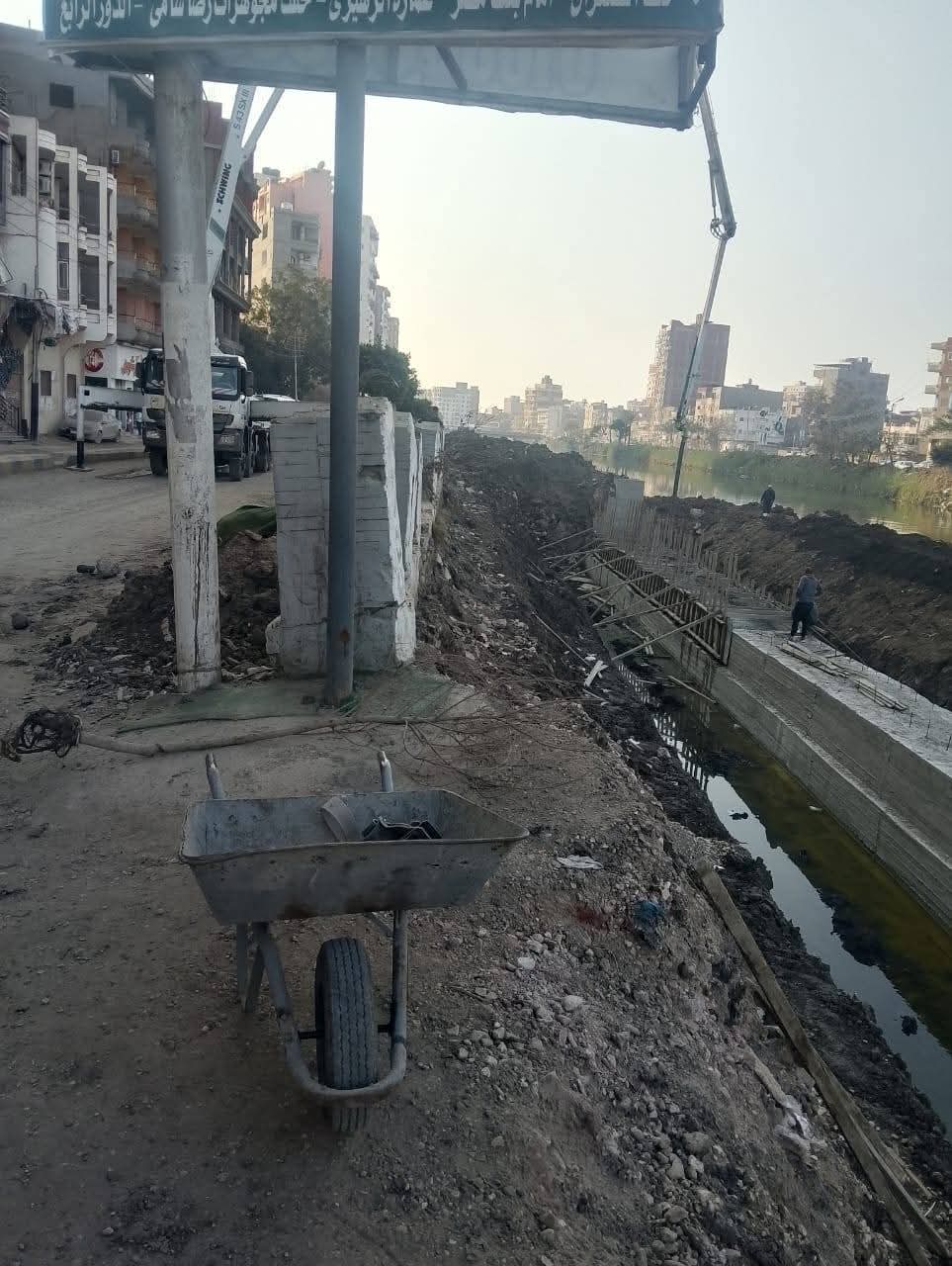 صب جزء من الخرسانه