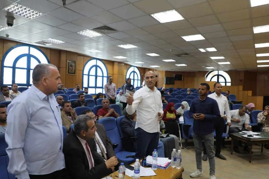 محافظ المنيا يناقش ملفات التعليم والصحة والطرق.. ويوجه بتقديم المساعدات اللازمة للمواطنين
