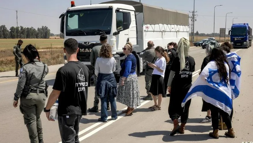 مستوطنون يعرقلون مرور شاحنات الإغاثة إلى غزة مستوطنون يعرقلون مرور شاحنات الإغاثة إلى غزة