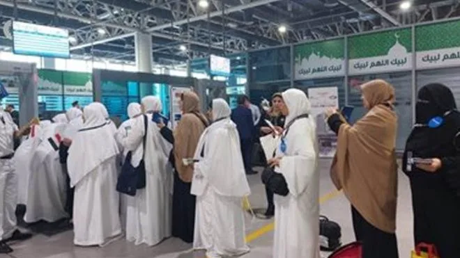 حجاج القرعة يغادرون المدينة المنورة: تنظيم متميز لنقلهم إلى مكة وخدمات استثنائية حجاج القرعة يغادرون المدينة المنورة: تنظيم متميز لنقلهم إلى مكة وخدمات استثنائية