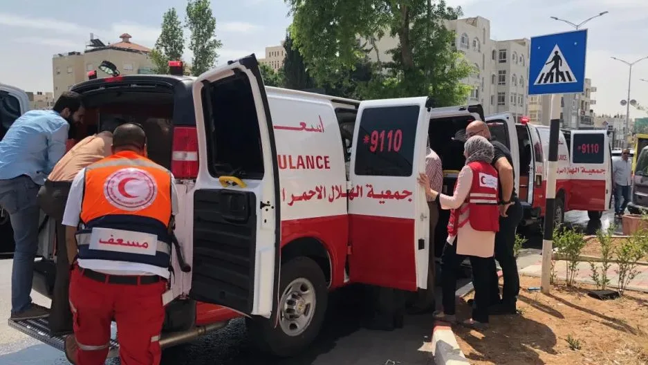 الهلال الأحمر ينجح في إخلاء 3 مرضى من مستشفى العودة المحاصر وسط ظروف احتجاز.. وإطلاق نار بجوار سيارات الإسعاف. الهلال الأحمر ينجح في إخلاء 3 مرضى من مستشفى العودة المحاصر وسط ظروف احتجاز.. وإطلاق نار بجوار سيارات الإسعاف.