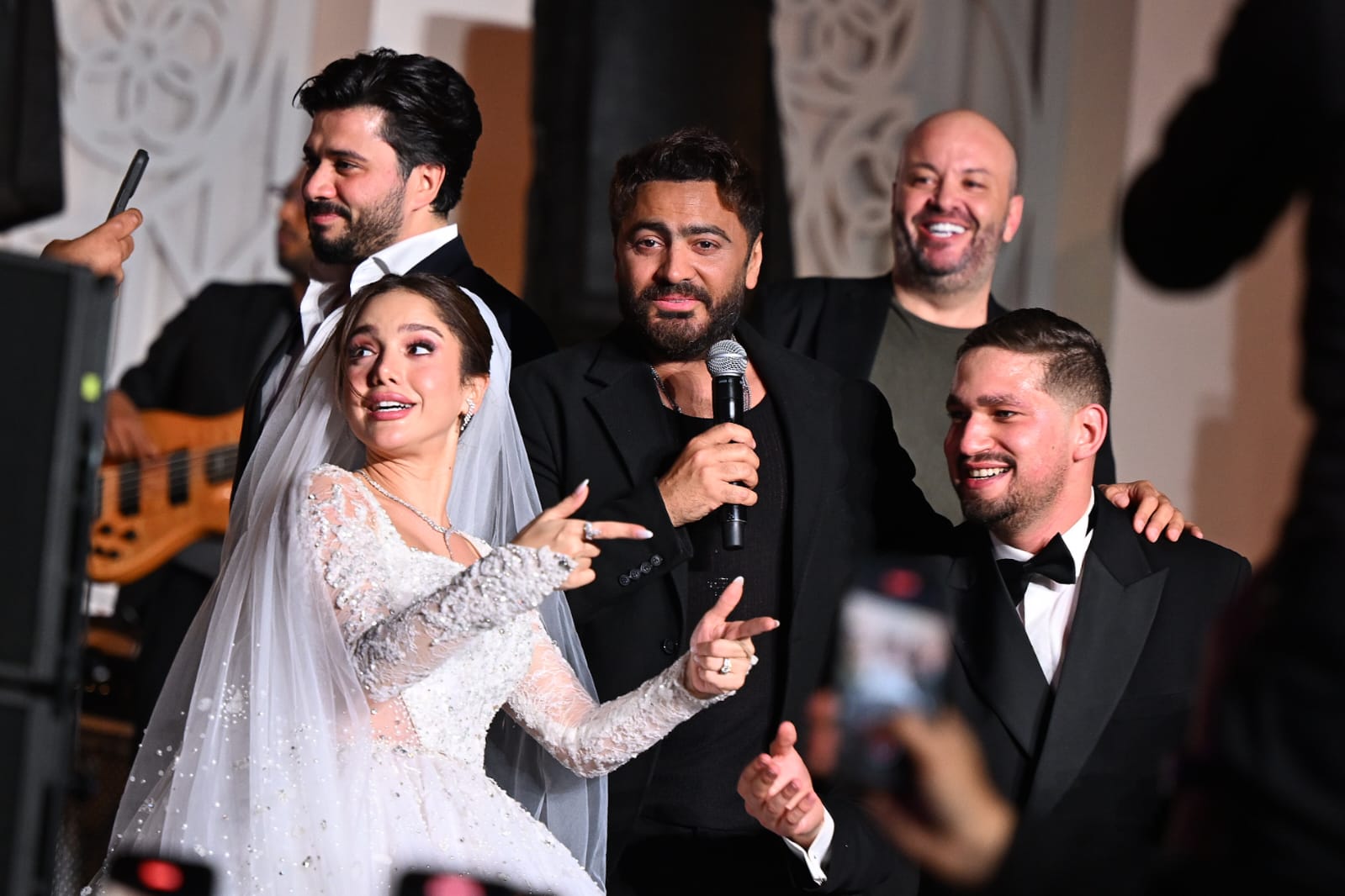 تامر حسنى يغنى للعروسين