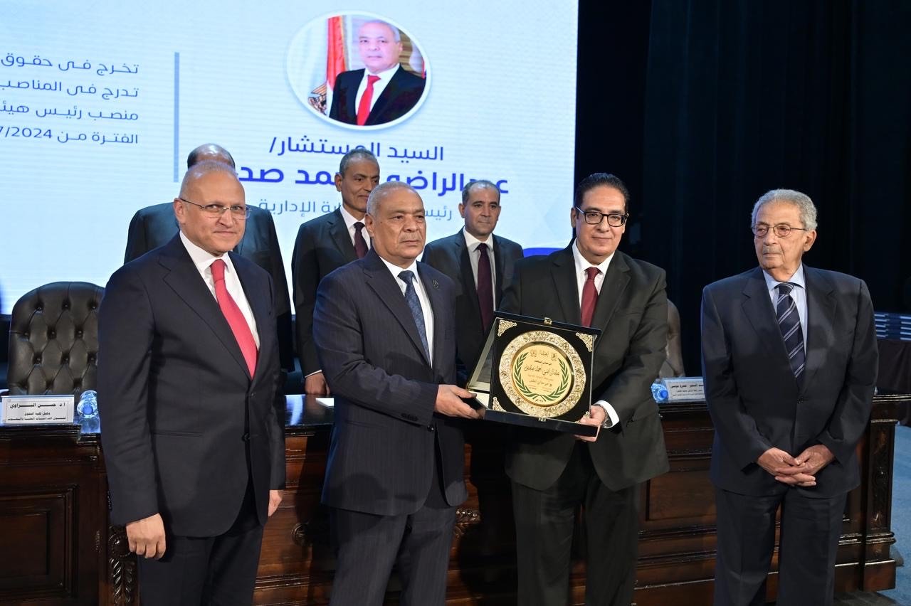 جانب من تسليم دروع الجامعة لرؤساء الهيئات القضائية