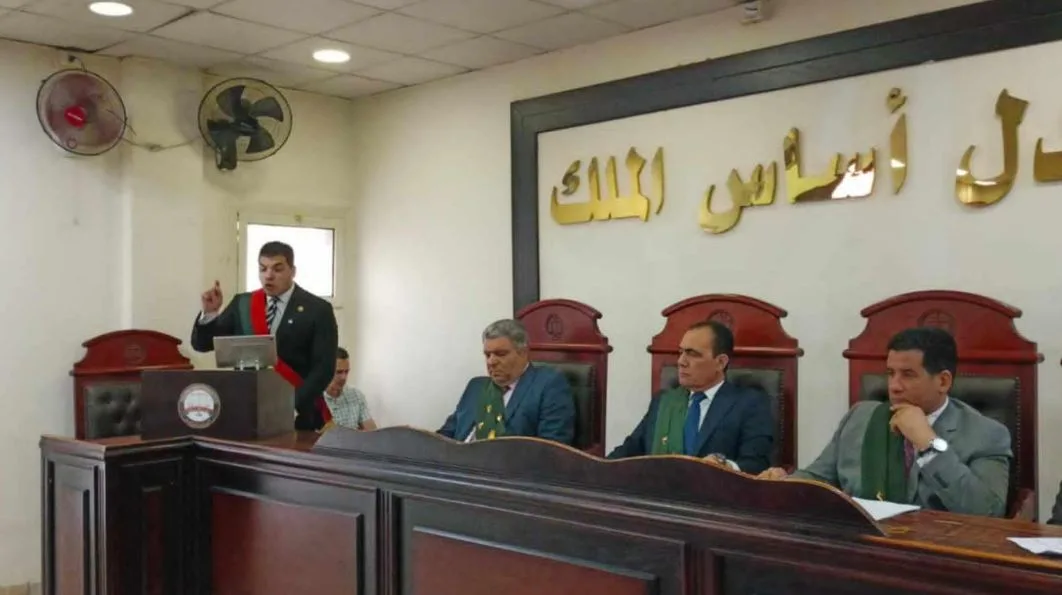 إعدام كهربائي بتهمة قتل زوجته طعنًا أمام أطفاله في البحيرة