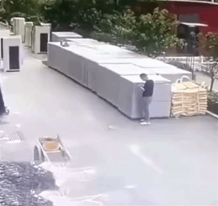 نجا من الموت بأعجوبة! (فيديو)