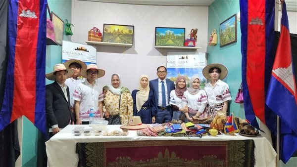 سفير كمبوديا يتفقد معرض “ديارنا زهور الربيع” بحضور أفراد جالية المملكة بمصر