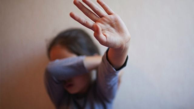 «هددها بقتل والدها».. حبس حارس أمن بتهمة الاعتداء على طفلة في القليوبية