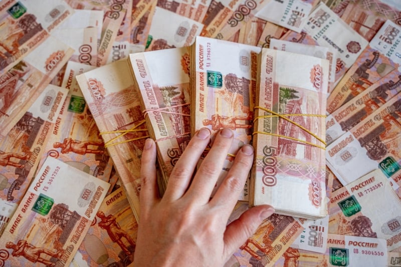 البنك المركزي الروسي يخفض أسعار العملات الرئيسة أمام الروبل