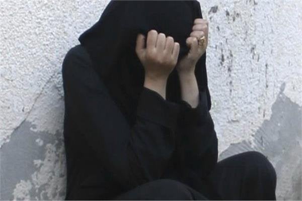 القبض على المتهمة بسرقة بطاقات الائتمان من المواطنين في السلام