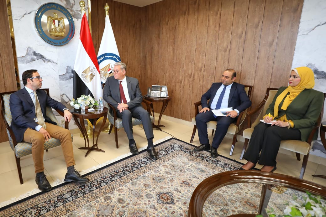 جانب من لقاء وزير البترول والثروة المعدنية ممثلي شركة “شارد كابيتال” الإنجليزية