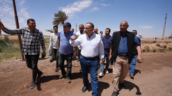 أسيوط تحتفل بعيد العمال.. المحافظ يشيد بجهود المزارعين في تحقيق موسم حصاد ناجح | صور