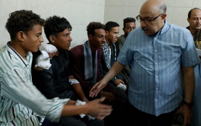 محافظ أسيوط يوجه بتقديم الرعاية الصحية الكاملة لمصابي حادث انقلاب عمال البداري