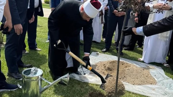 السلام والتسامح.. وزير الأوقاف يزرع شجرة في مرقد الإمام البخاري بسمرقند