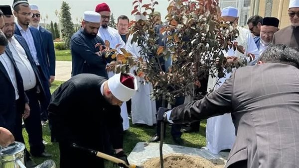 وزير الأوقاف يزرع شجرة في مرقد الإمام البخاري بسمرقند
