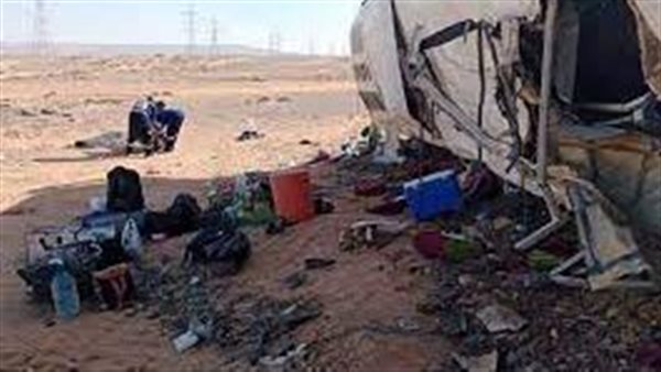 إصابة 9 أشخاص في اصطدام ميكروباص برصيف طريق الفيوم القاهرة الصحراوي