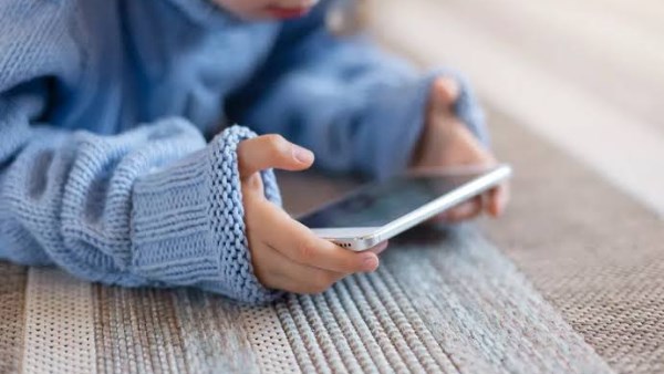 5 علامات تحذيرية.. الاستخدام المفرط للهواتف المحمولة يغيّر سلوك الأطفال