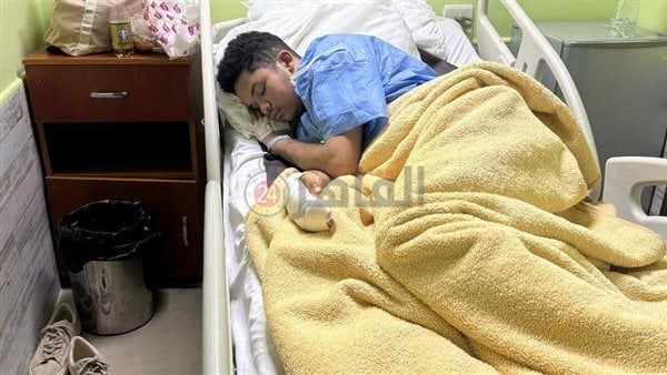 عاكسوا أخته وضربوه.. سيدة تروي تفاصيل قطع أصابع نجلها على يد مجموعة شباب بكمبوند دريم| صور