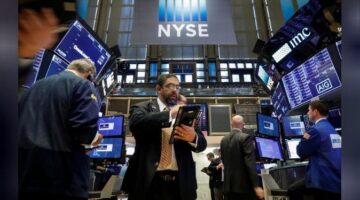 ارتفاع مؤشرات الأسهم الأمريكية مع تراجع المخاوف بشأن تباطؤ تقدم الذكاء الاصطناعي