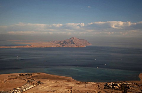 تيران وصنافير تثيران جدلا جديدا في مصر.. ما قصة القاعدة الأمريكية التي كشفتها صحيفة “وول ستريت جورنال”؟