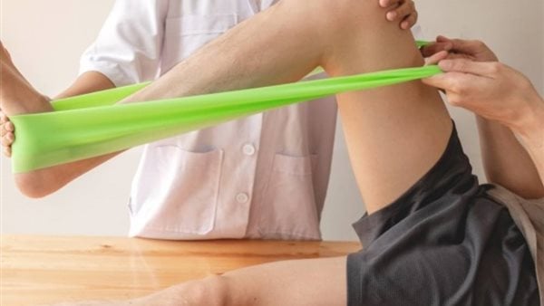 أبرزها تحسين الحركة… فوائد العلاج الطبيعي التأهيلي