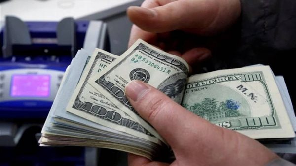 بينزل في العالم كله إلا في مصر.. ليه الدولار محافظ على قوته وامتى ممكن يتراجع؟