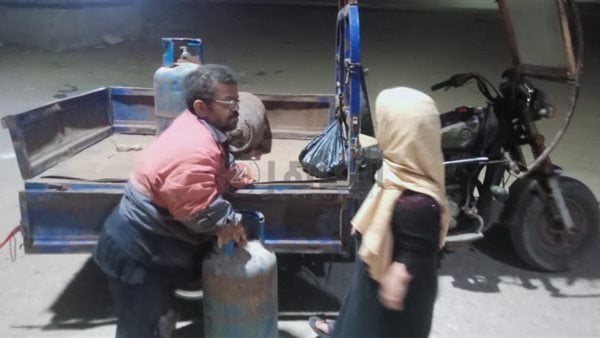 30 عامًا بيبيع الأنابيب.. عم فارس من قصار القامة يناشد محافظ دمياط تجديد رخصة الكشك