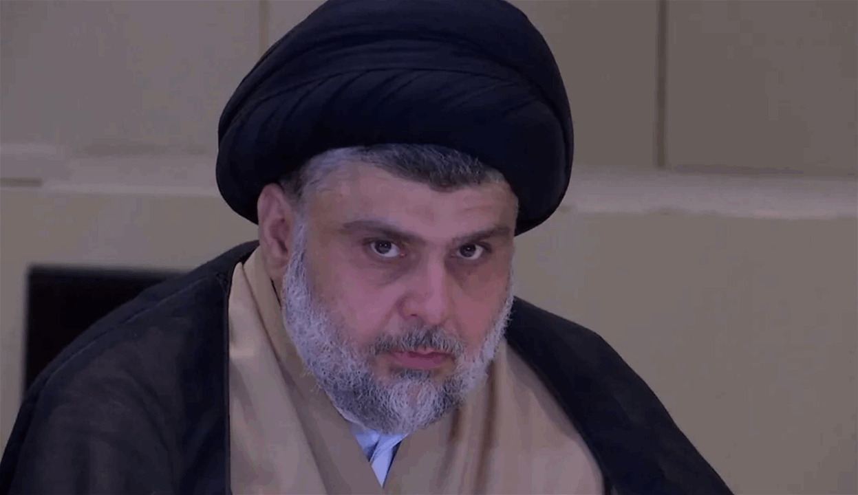غضب مقتدى الصدر وما فعله على المنصة يشعل تفاعلاً (فيديو)