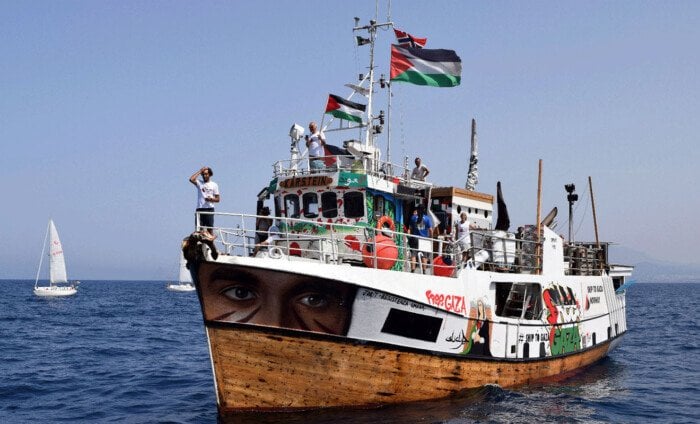 «نحن نغرق».. مسيرة إسرائيلية تستهدف سفينة «أسطول الحرية» المتجهة إلى غزة (فيديو)