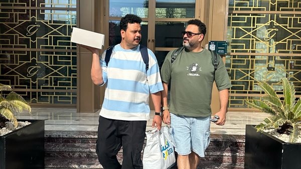 أكرم حسني ومصطفى غريب يتبادلان المزاح قبل أول عرض مسرحية "ألف تيتة وتيتة"