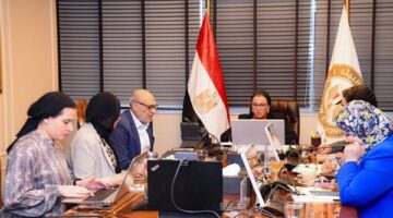 وزيرة البيئة تعقد اجتماعا موسعا لمتابعة برنامج المنح الصغيرة