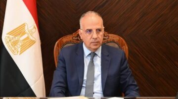 وزير الري يتابع حالة المنظومة المائية وتطهيرات الترع