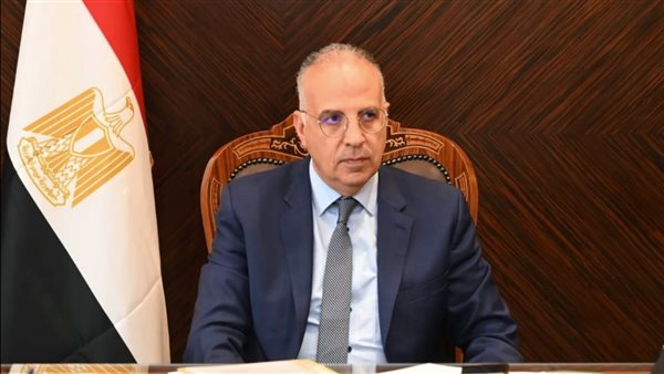 وزير الري يتابع حالة المنظومة المائية وتطهيرات الترع