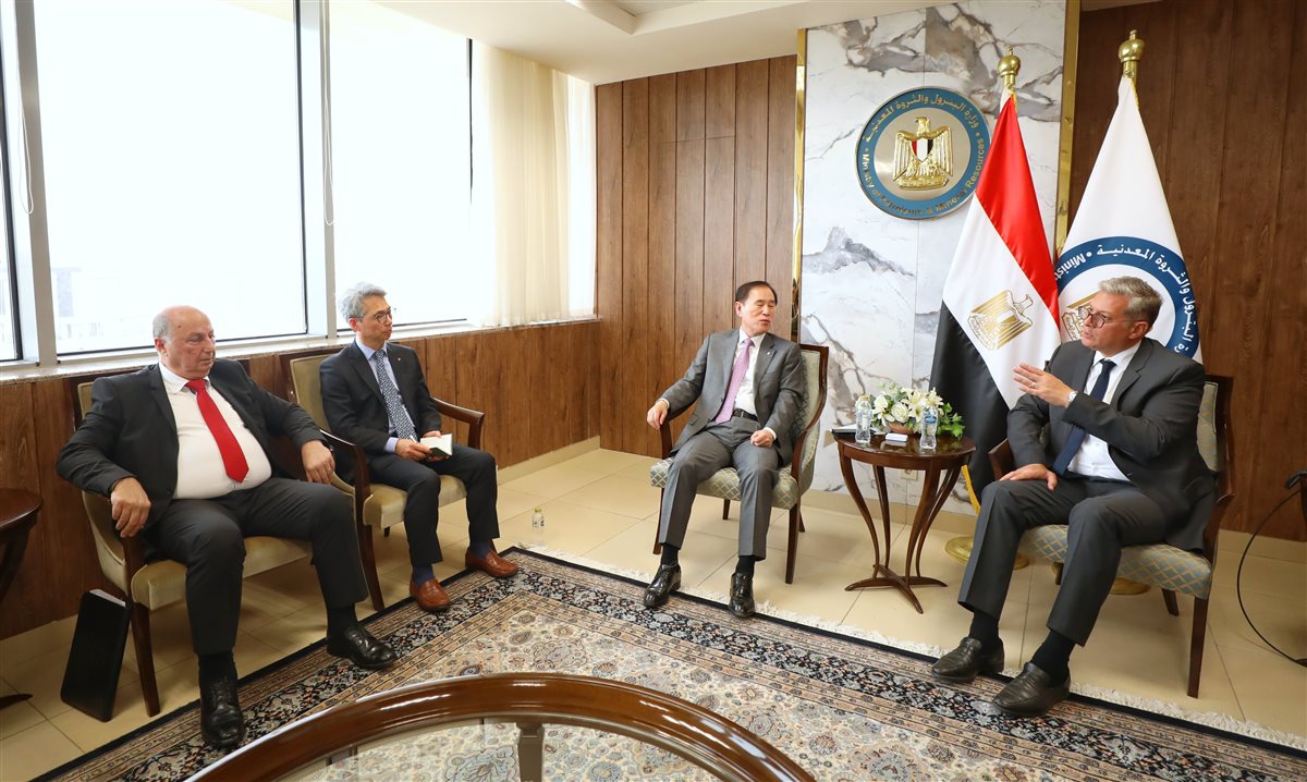 جانب من لقاء وزير البترول والثروة المعدنية ورئيس مؤسسة البترول الوطنية الكورية وتواصل المرافق له