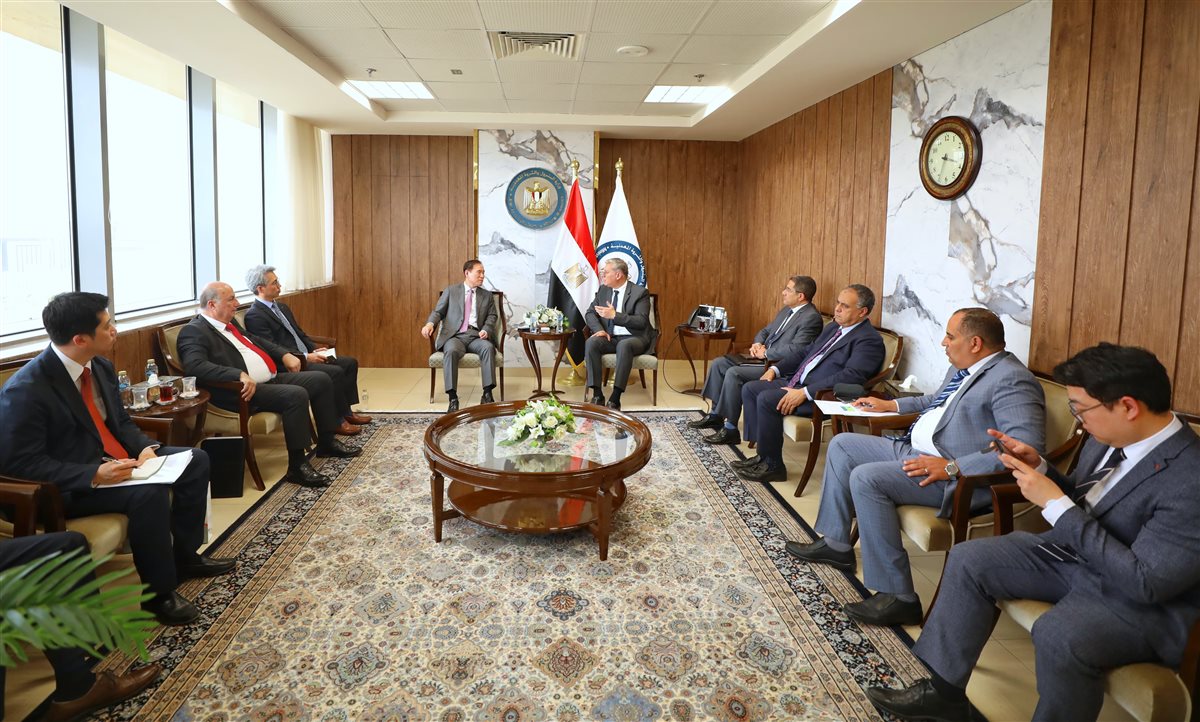 جانب من لقاء وزير البترول والثروة المعدنية ورئيس مؤسسة البترول الوطنية الكورية وتواصل المرافق له