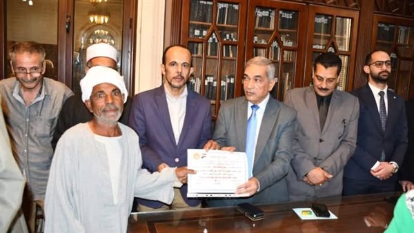 مكتبة رفاعة الطهطاوي بسوهاج تحتفل بعيد العمال
