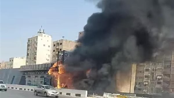 ماس كهربائي وراء حريق إحدى محطات الأتوبيس الترددي.. ومصادر: لا توجد خسائر في الأرواح