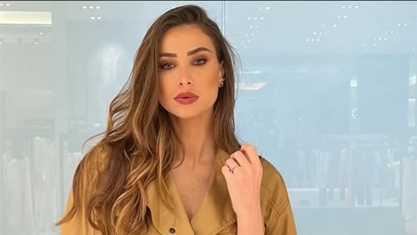 أنابيلا هلال تبرز نحافة خصرها بالهاي ويست