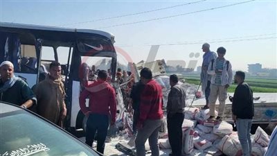 إصابة 25 عاملا فى حادث انقـ ـلاب سيارة على طريق مصر الإسماعيلية الصحراوي