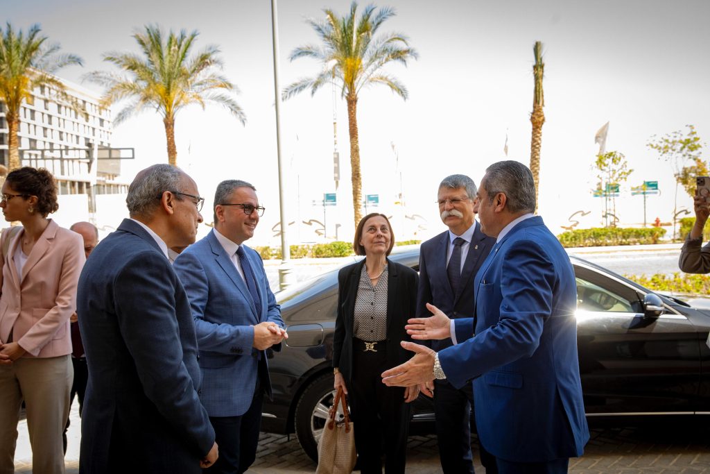 بالصور.. رئيس البرلمان المجري والوفد المرافق له يزورون العاصمة الإدارية