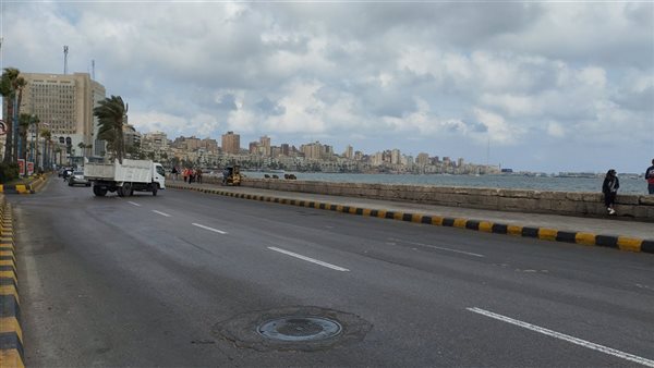 انخفاض درجات الحرارة.. وارتفاع أمواج البحر بالإسكندرية