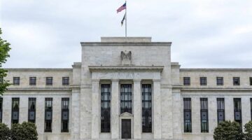 بنك الاحتياطي الفيدرالي الأمريكي يقترب من تثبيت أسعار الفائدة باجتماع مايو