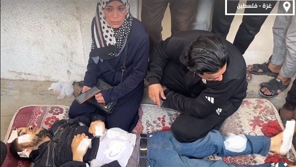 غزة.. مواطنون يتدافعون للحصول على طعام مجاني وتشييع كوكبة من الشهداء