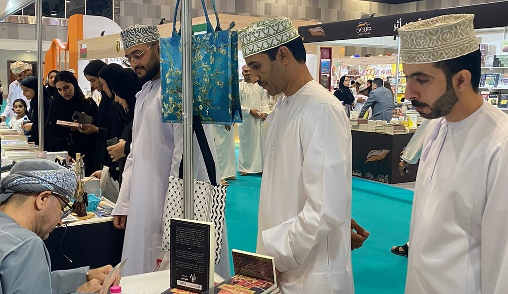 إقبال كبير وإشادة بالتنظيم المميز لمعرض مسقط الدولي للكتاب